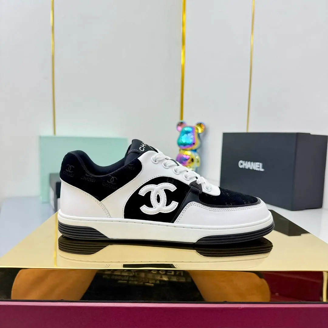 👟👟Ex-factory price 620👟👟High quality! ! ! CHANEL Chanel 25A latest thick-soled casual sports shoes. The counter is synchronized. The counter is very popular. It is a shoe that is very difficult to buy. The most popular thick-soled casual shoes on the Internet. As you can imagine, the most popular thick-soled casual shoes can not be missed. It has both good looks and comfort. Simple and versatile. The thick sole increases the height and is super versatile. Whoever wears it will look better. Upper: cowhide stitching. Lining: breathable mesh. Outsole: TPU original outsole. Size: 35-41 👉